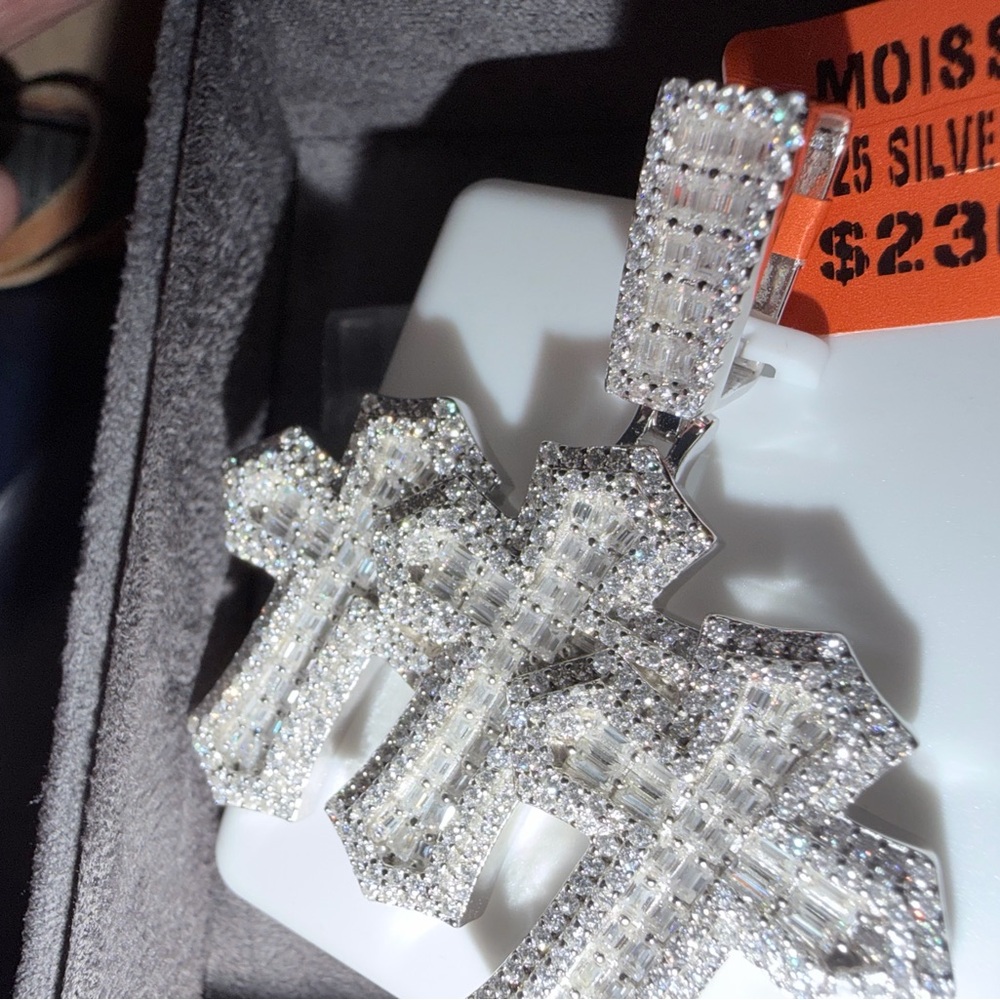 MOISSANITE
925 SILVER 9.0CTW
$2300.00